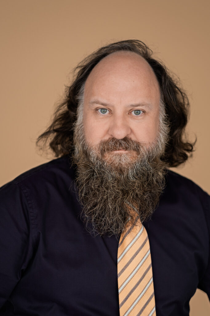 Mike Paterson humoriste – spectacle à la Ferme Kerr Comédie Grange